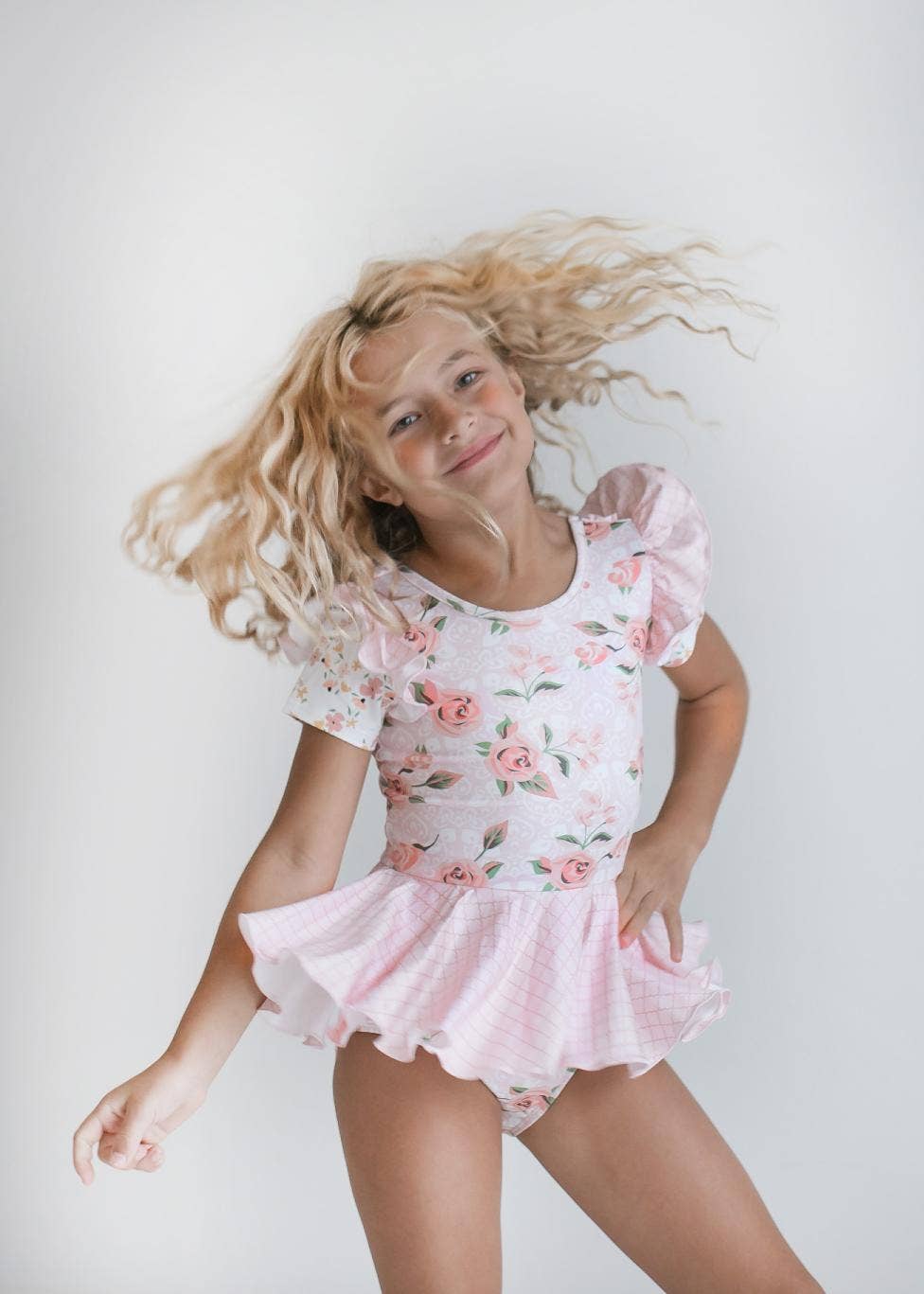 Maillot de gimnasia con falda y volantes para niños en color rosa pálido