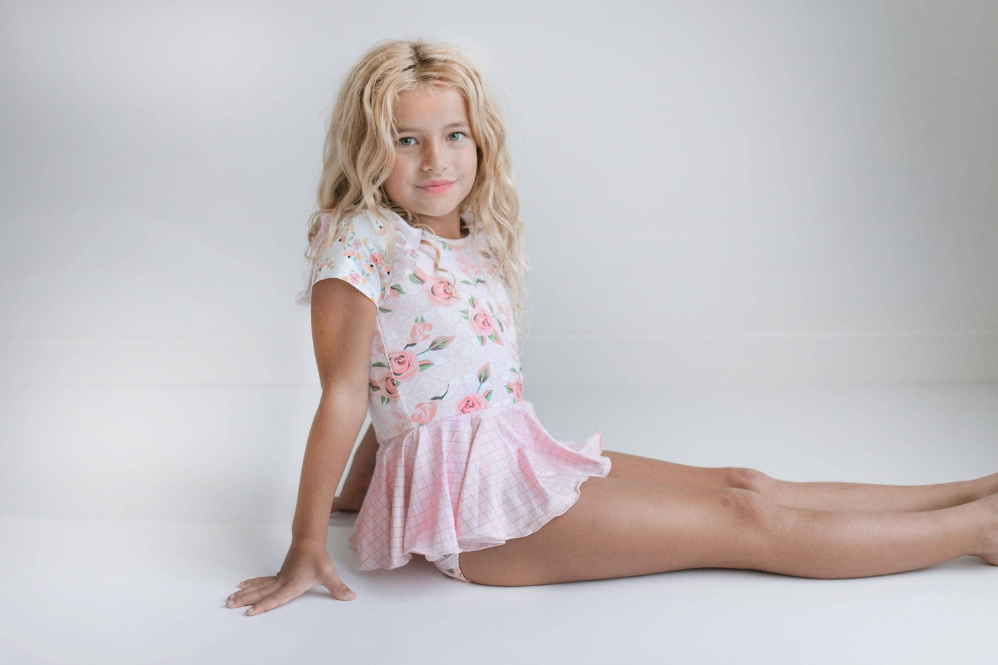 Maillot de gimnasia con falda y volantes para niños en color rosa pálido