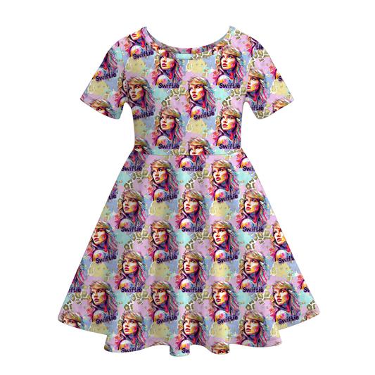 Vestido con volantes y manga corta con estampado TS de Taylor Swift